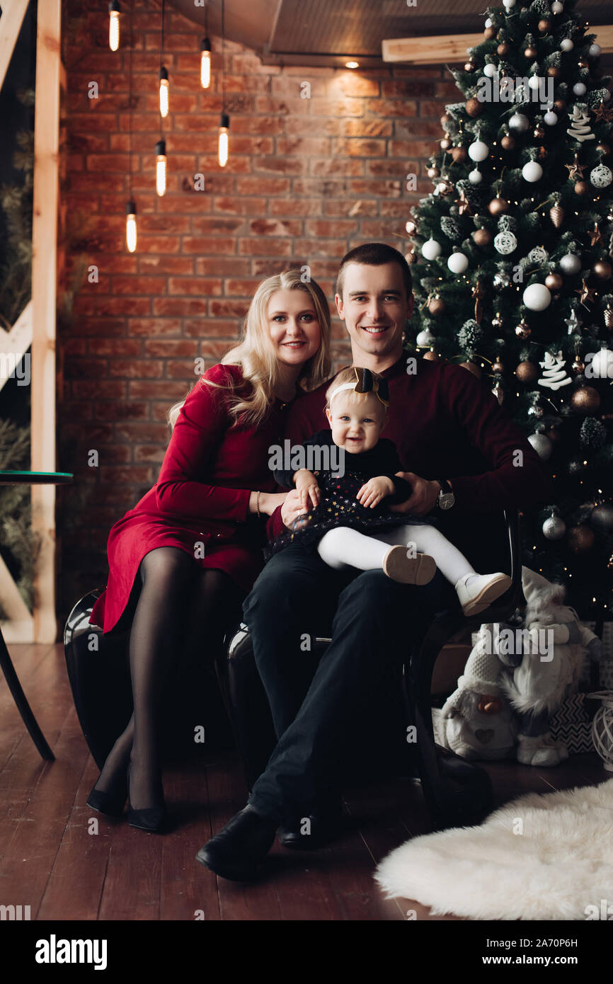 Famille excité avec adorable baby girl à Noël. Banque D'Images