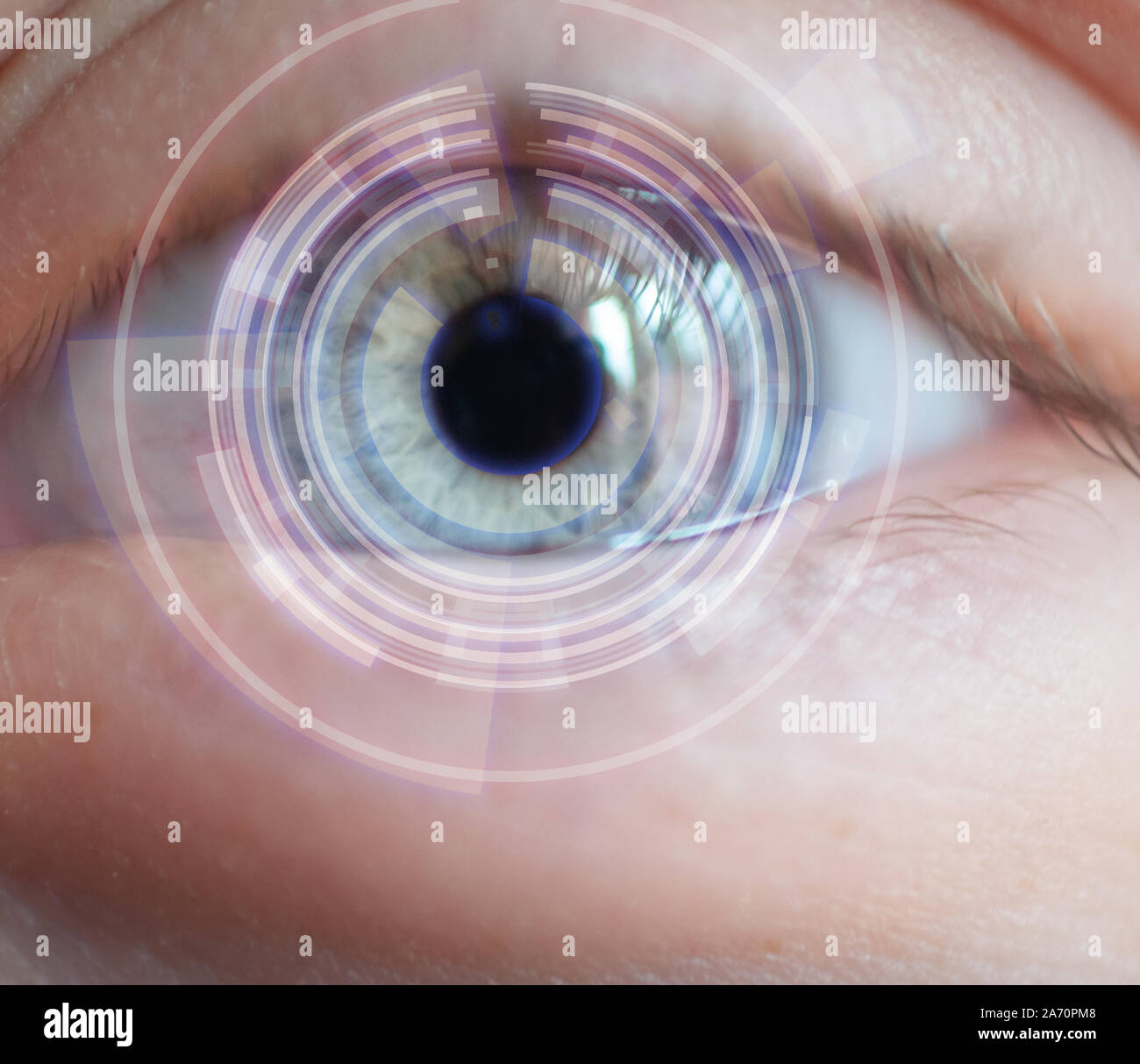 L'œil bionique, technologie futuriste concept.oeil avec superposition de l'information.close up. smart lentille de contact. Banque D'Images