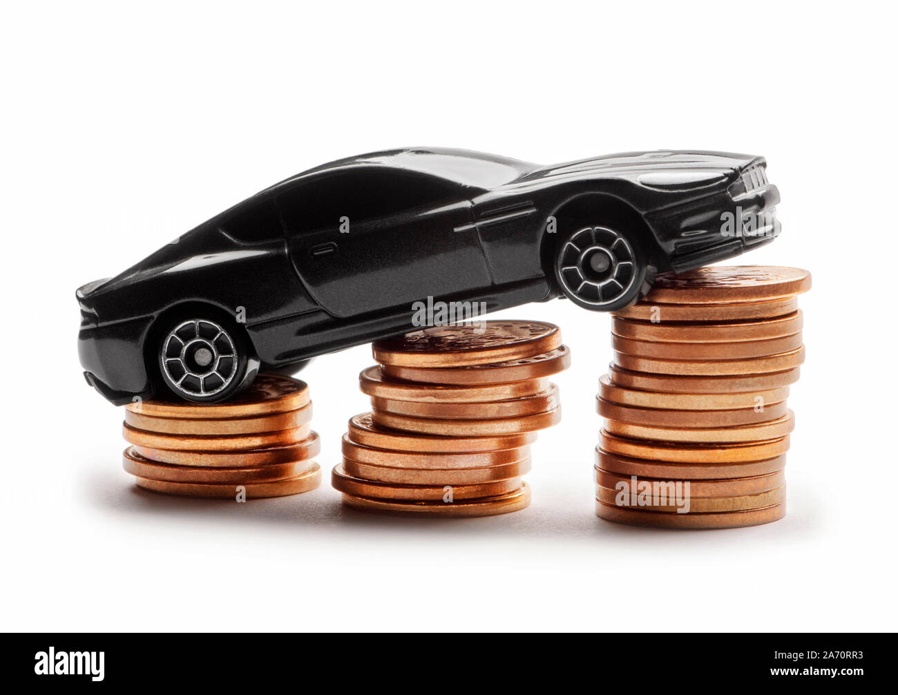 Modèle de voiture plus de beaucoup d'argent pièces empilées sur fond blanc Banque D'Images