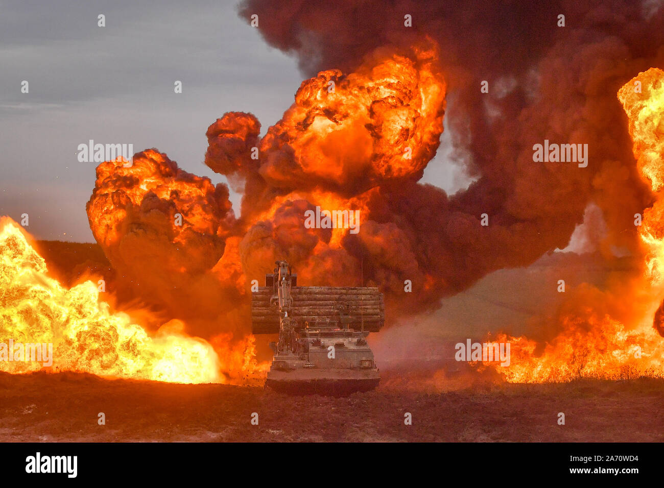 Un Guerrier blindé à pouvoirs par l'intermédiaire d'une explosion au cours de la puissance de combat de l'Armée '' démonstration de la dernière et l'avenir ; la technologie utilisée sur les opérations dans le monde entier dans la plaine de Salisbury, Wiltshire. Banque D'Images