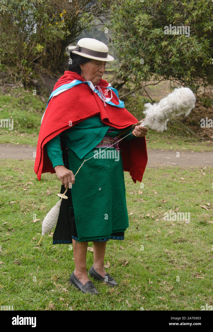 Highlander indigènes filage de la laine, la Moya, Equateur Banque D'Images