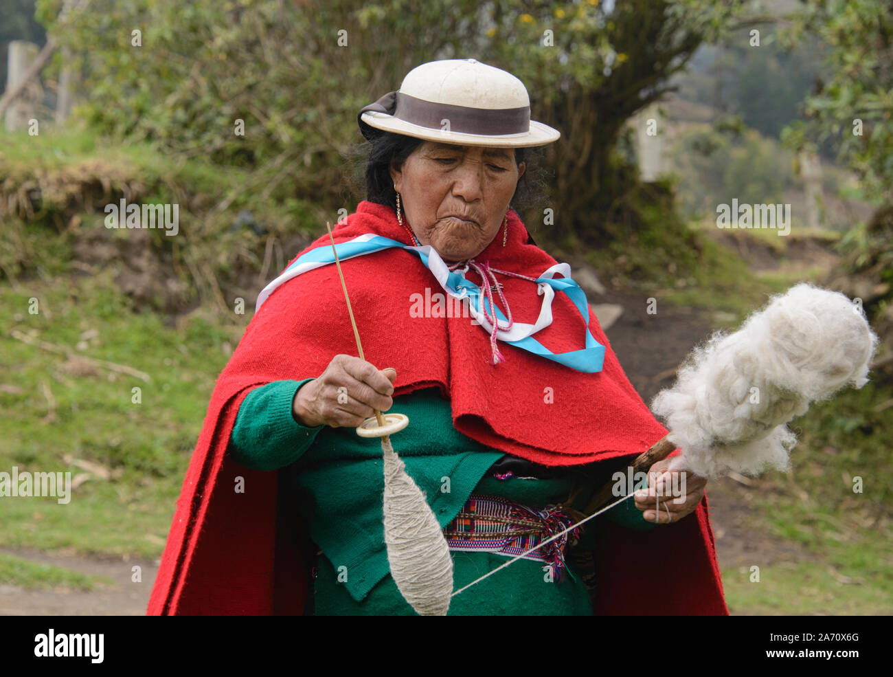 Highlander indigènes filage de la laine, la Moya, Equateur Banque D'Images