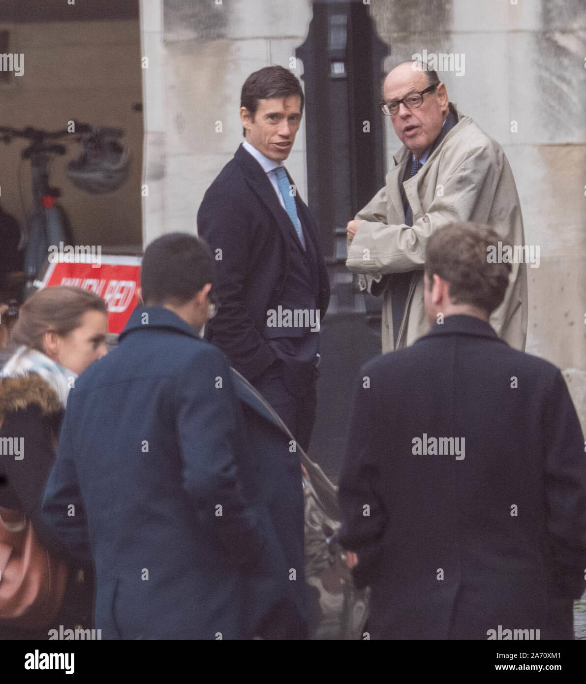 London UK 29 oct.2019, Rory Stewart MP (centre gauche) de parler à Sir Nick Soames MP (en haut à droite) à l'extérieur de la Chambre des communes de Londres, Ian Davidson Crédit/Alamy Live News Banque D'Images