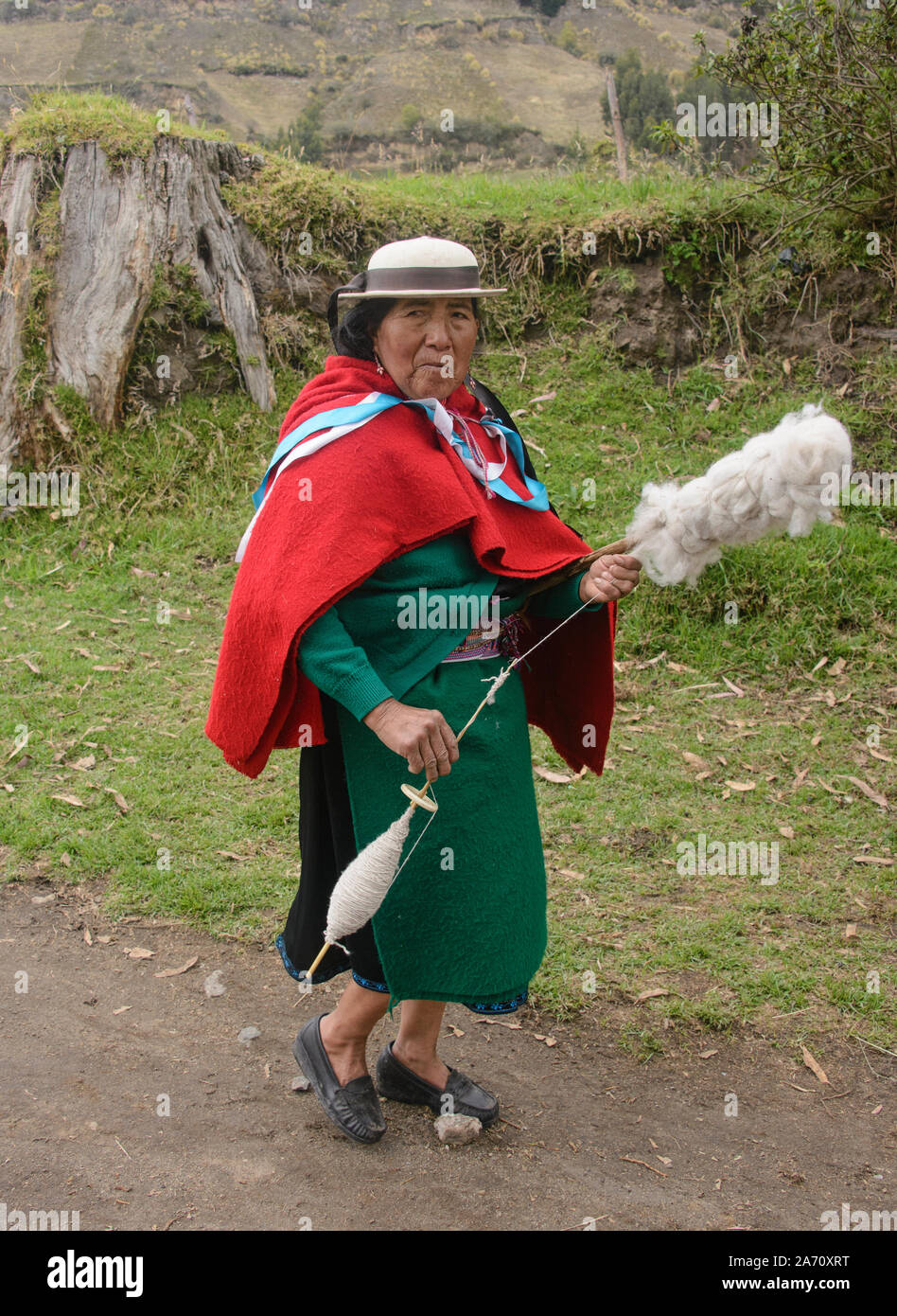 Highlander indigènes filage de la laine, la Moya, Equateur Banque D'Images