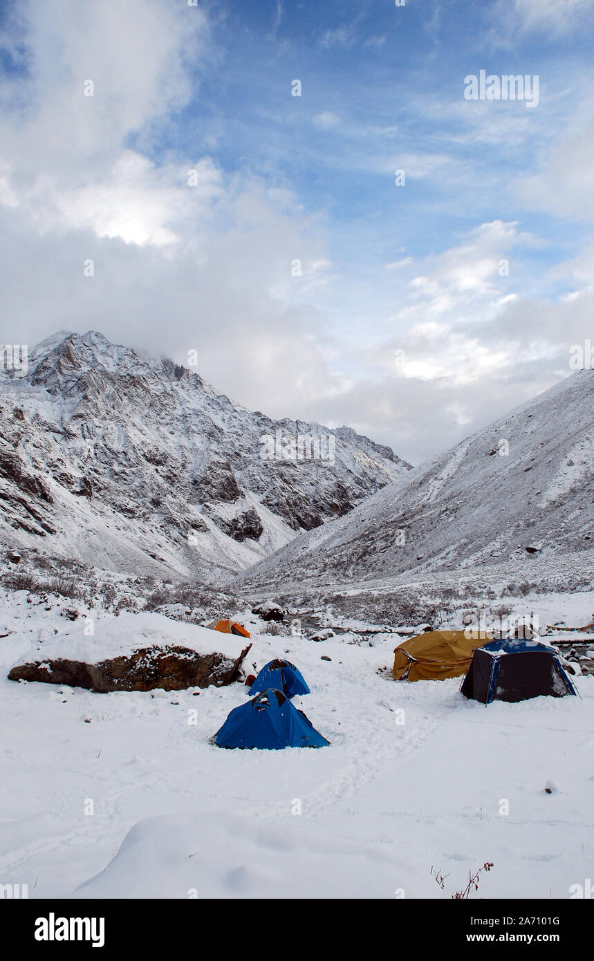 Camping sauvage dans les montagnes de l'ouest du Sichuan Daxueshan en Chine Banque D'Images