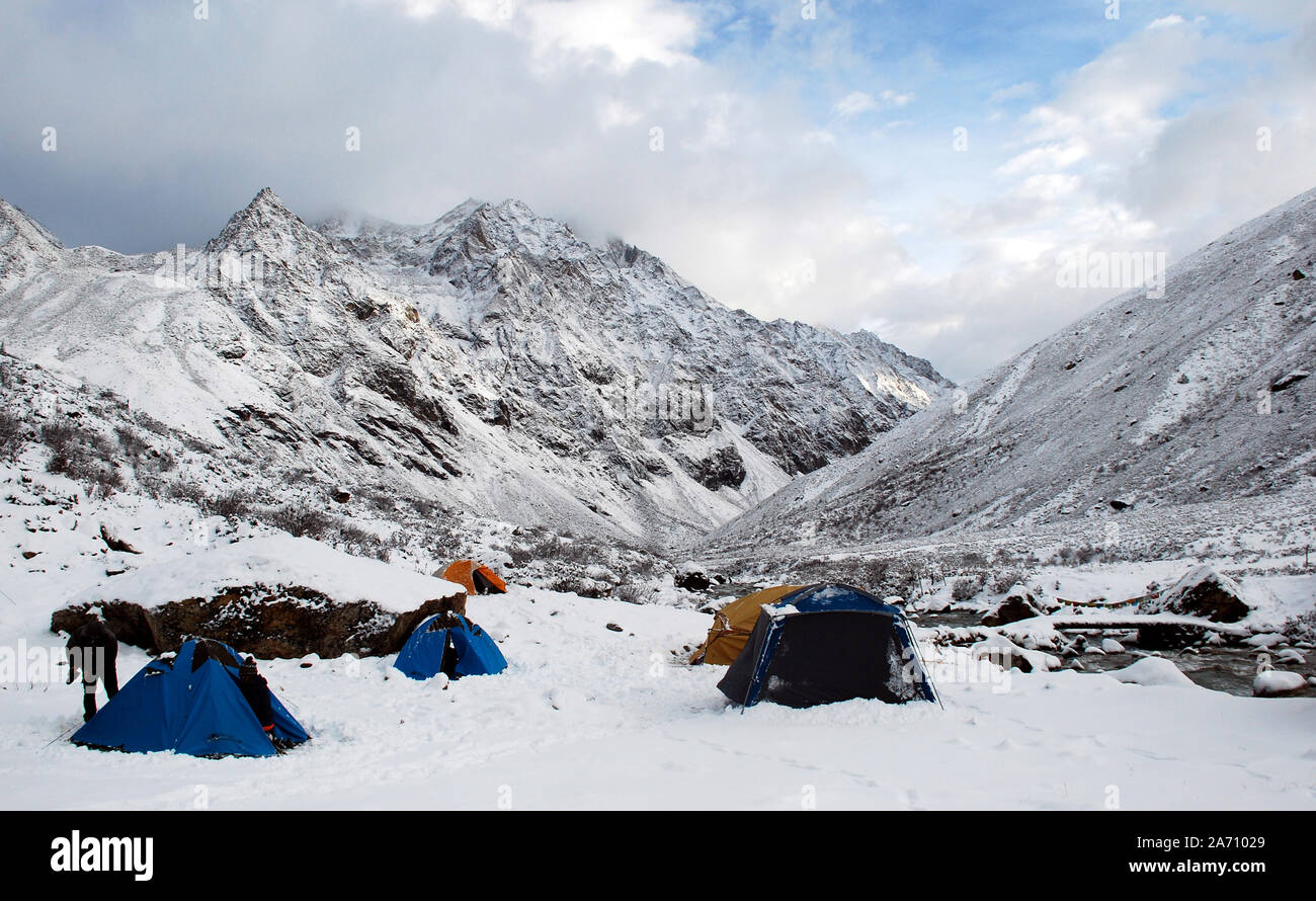 Camping sauvage dans les montagnes de l'ouest du Sichuan Daxueshan en Chine Banque D'Images