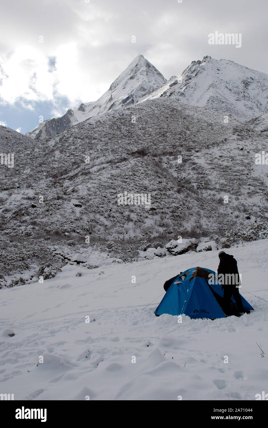 Camping sauvage dans les montagnes de l'ouest du Sichuan Daxueshan en Chine Banque D'Images