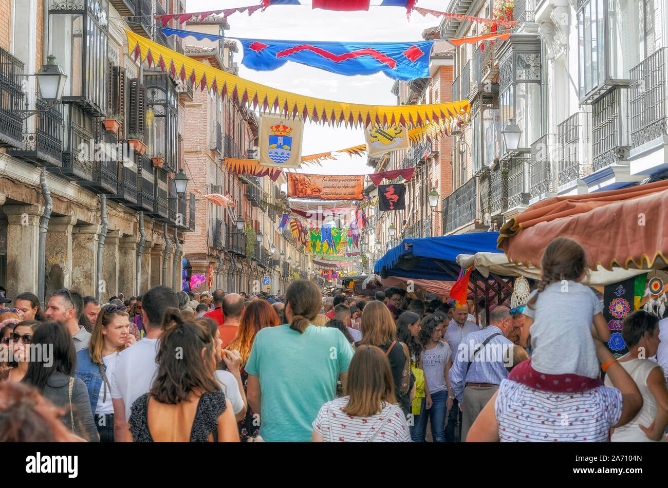 Les personnes à la rue Mayor, au cours de la semaine du marché de rue médiévale cervantino, à Alcala de Henares (Madrid - Espagne), le 12 octobre 2019. Banque D'Images