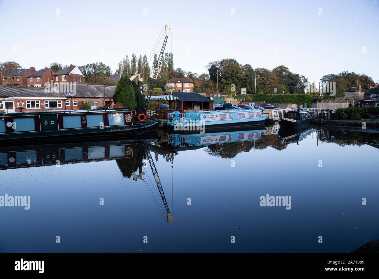 Pont près de Mirfield Shepley Marina dans le West Yorkshire lors d'une fraîche et calme à la fin d'octobre matin en automne Banque D'Images