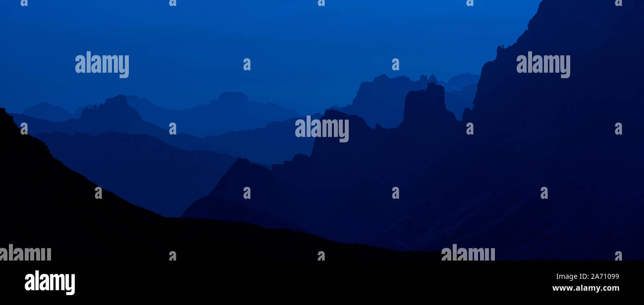 Chaînes de montagnes dans la nuit dans les Dolomites de Sexten / Dolomiti di Sesto / Sextener Dolomiten, réserve naturelle dans le Tyrol du Sud, Italie Banque D'Images