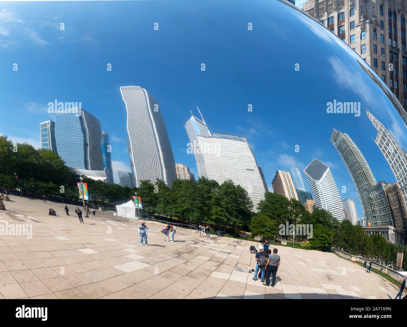 Anish Kapoor's 'Cloud Gate' dans le parc de sculptures du millénaire reflétant le centre-ville, Chicago, Illinois, États-Unis Banque D'Images