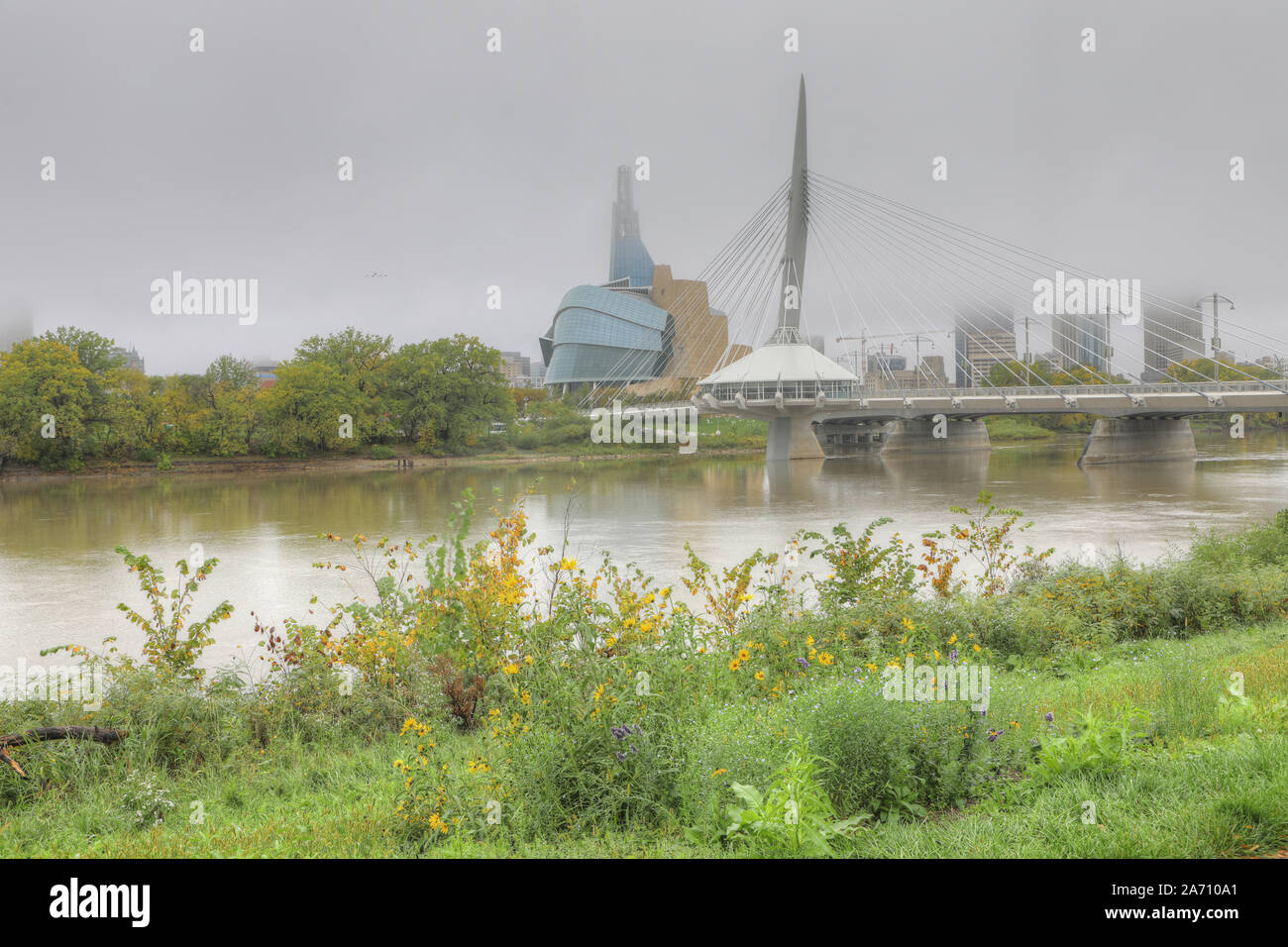 Le musée pour les droits de l'homme et le pont dans le brouillard à Winnipeg Banque D'Images