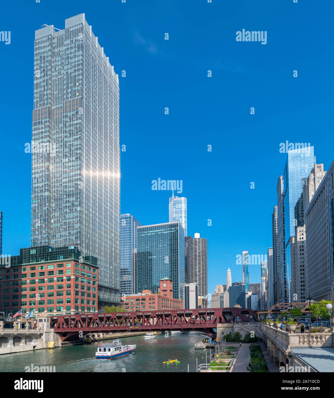 La rivière Chicago et Chicago Riverwalk à l'est de Franklin-Orleans Street Bridge, Chicago, Illinois, États-Unis Banque D'Images