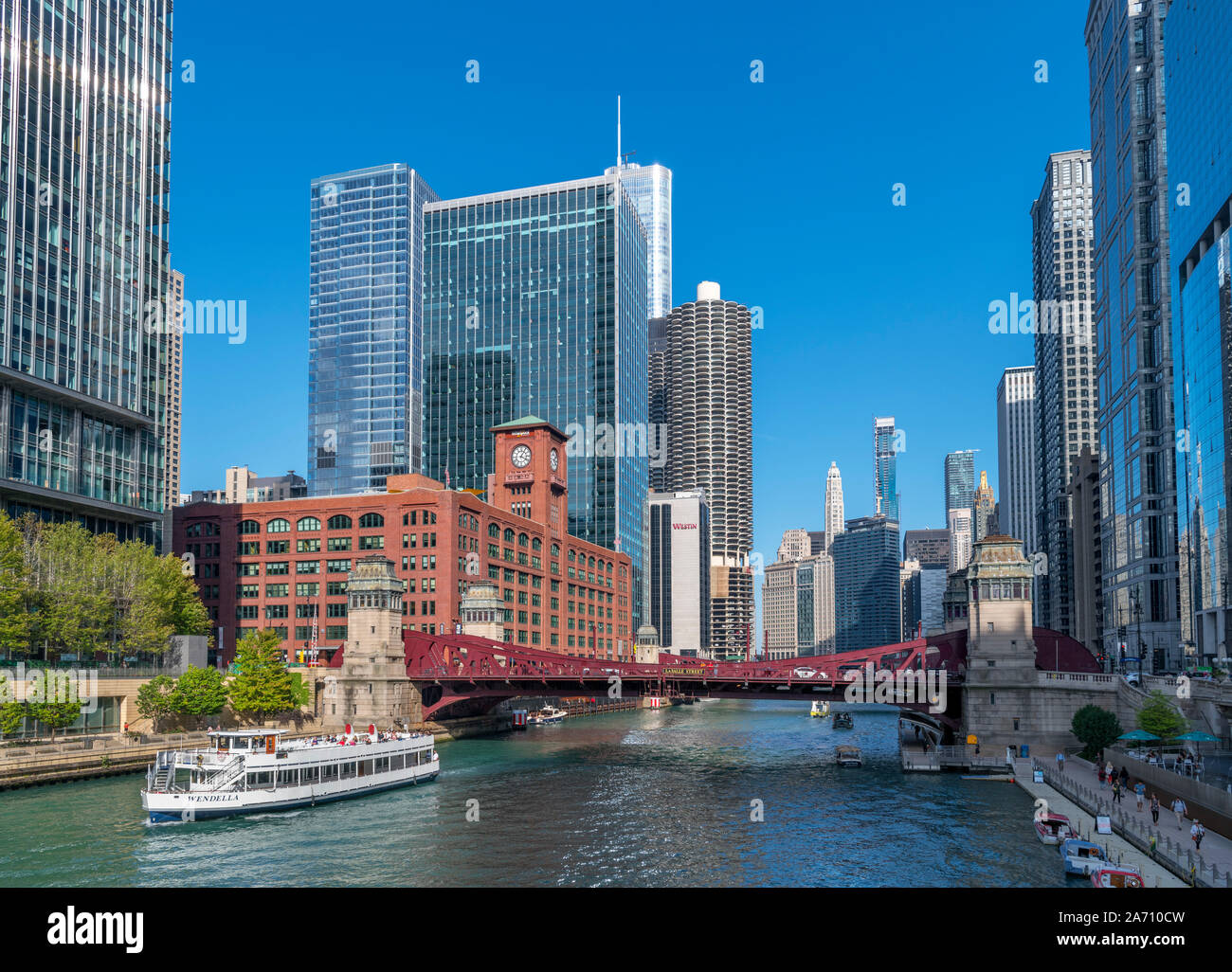 Croisière sur la rivière Chicago et Chicago bateau Riverwalk à l'est le long de la rivière de Chicago de Wells Street Bridge, Chicago, Illinois, États-Unis Banque D'Images