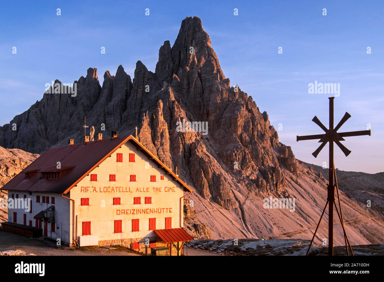 Refuge de montagne Trois hut crénelée / Rifugio Antonio Locatelli au coucher du soleil près de l'hôtel Drei Zinnen / Tre Cime di Lavaredo dans les Dolomites, Italie Banque D'Images
