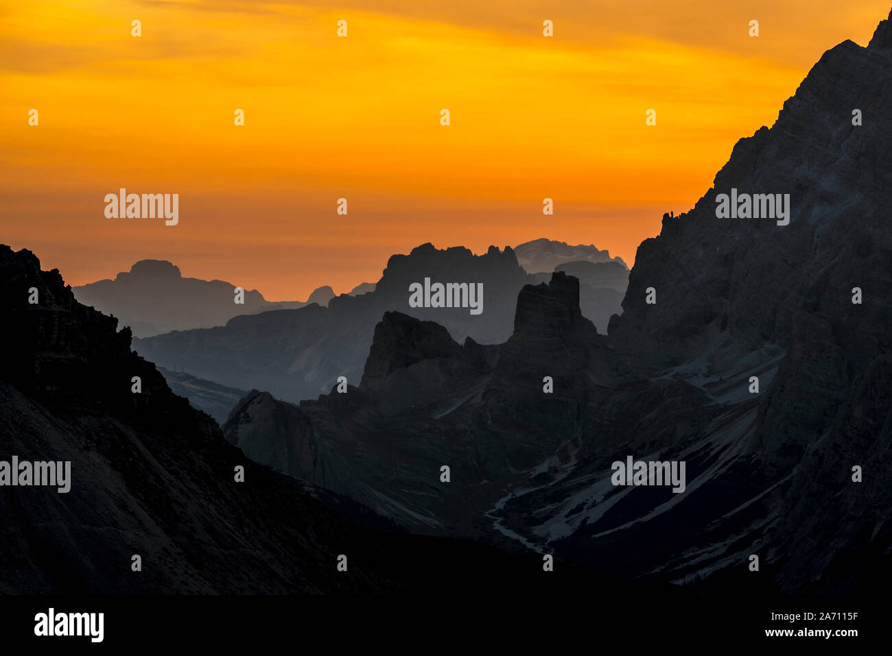 Chaînes de montagnes au coucher du soleil dans les Dolomites de Sexten / Dolomiti di Sesto / Sextener Dolomiten, réserve naturelle dans le Tyrol du Sud, Italie Banque D'Images