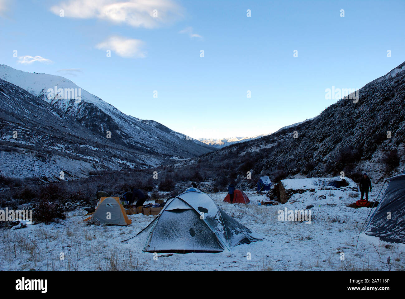 Camping sauvage dans les montagnes de l'ouest du Sichuan Daxueshan en Chine Banque D'Images