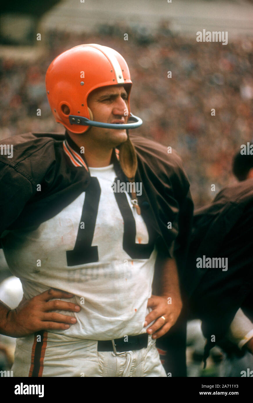 SAN FRANCISCO, CA - le 19 août : Don Colo # 70 de la Cleveland Browns se  dresse sur la ligne de touche lors d'un match contre l'avant-saison NFL San  Francisco 49ers