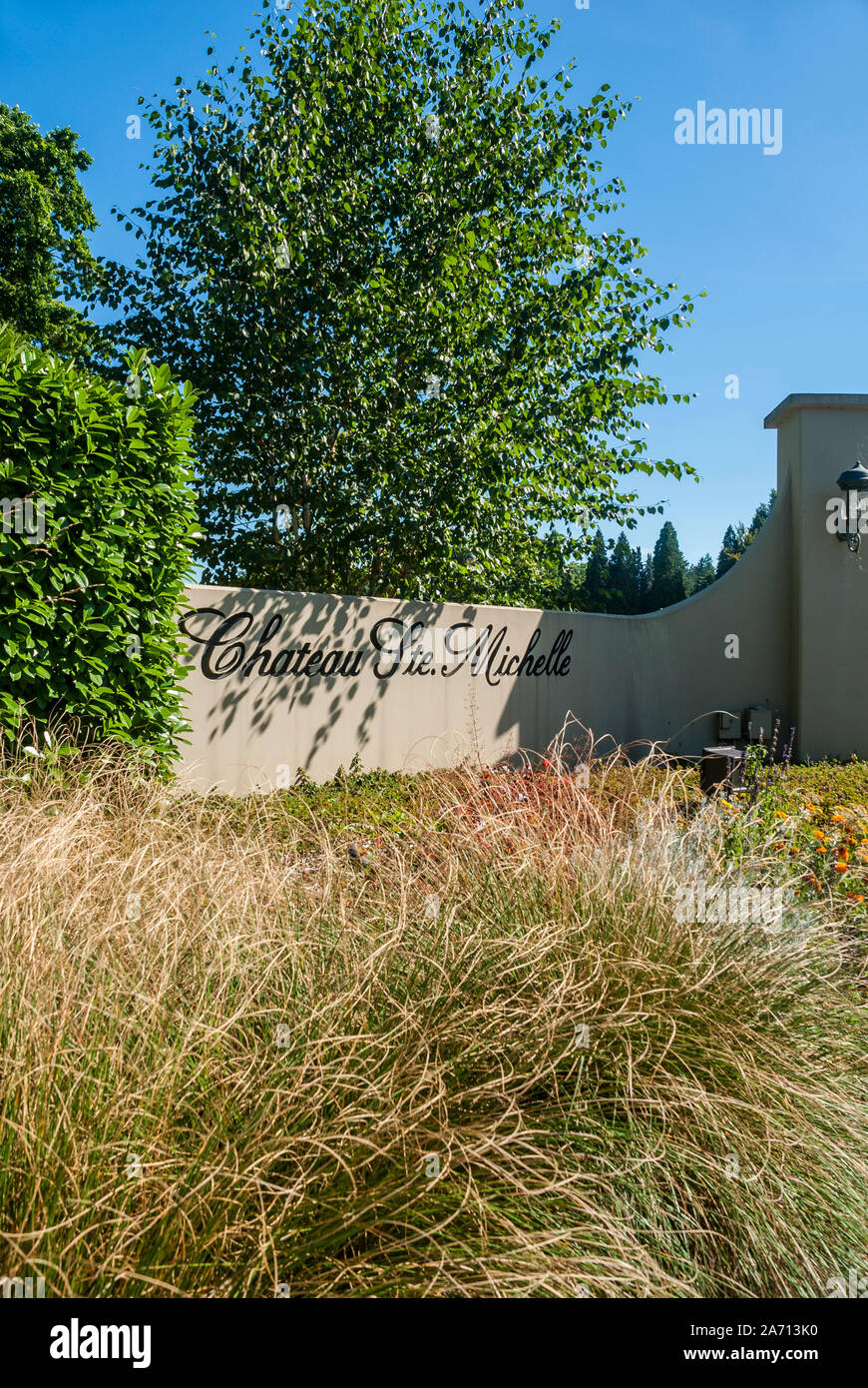 Une partie de la route à l'entrée au château Ste. Michelle Winery à Bannockburn, Washington. Banque D'Images