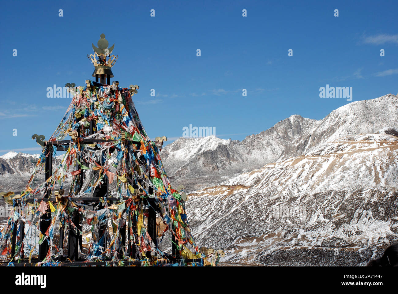 Drapeaux de prière à un point sur le col zheduo Sichuan en Chine avec les montagnes de la gamme Daxueshan en arrière-plan Banque D'Images