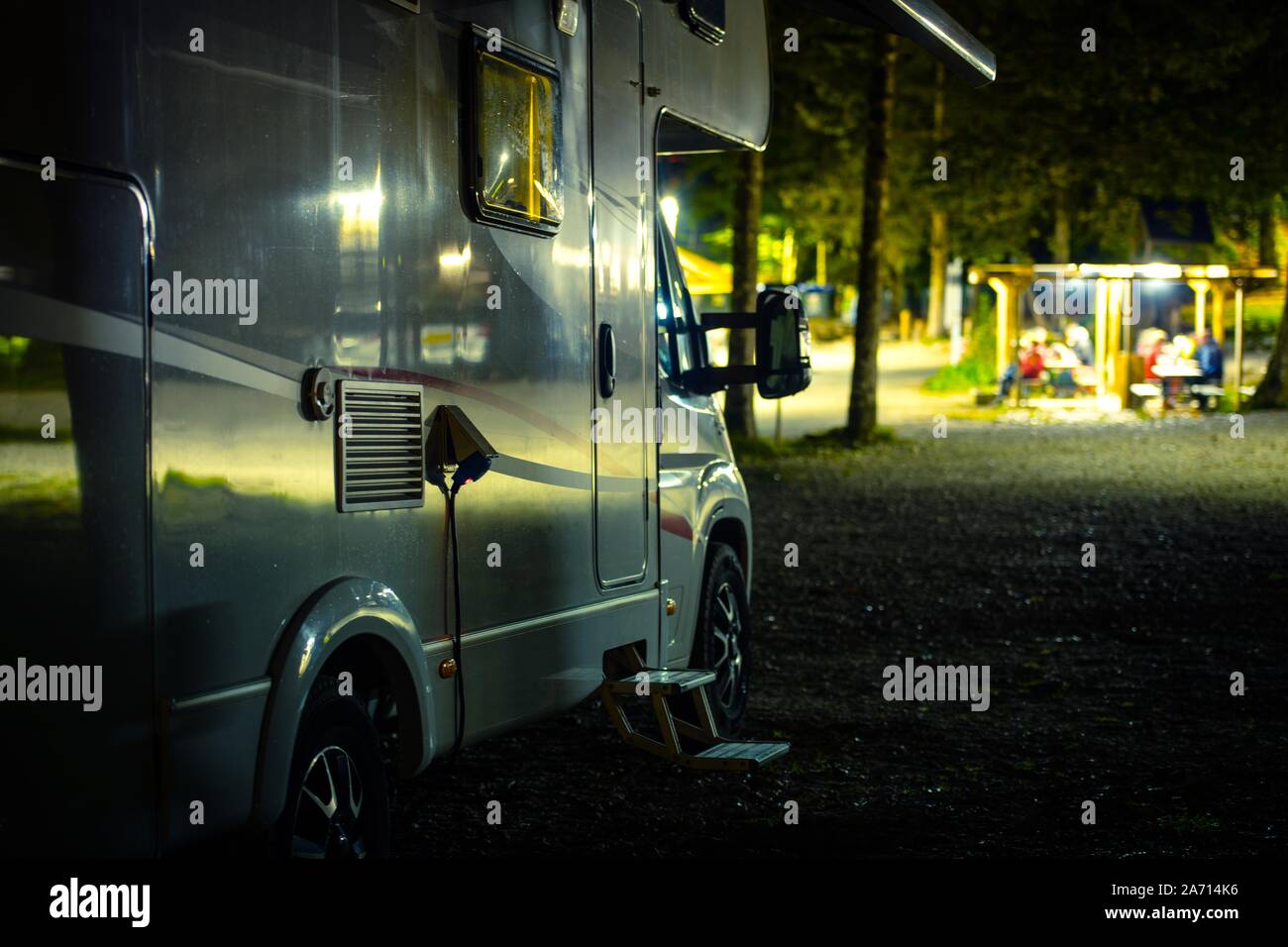 Les VR de nuit. Camping-car. Véhicule de plaisance de classe C. Les vacances d'été. Banque D'Images