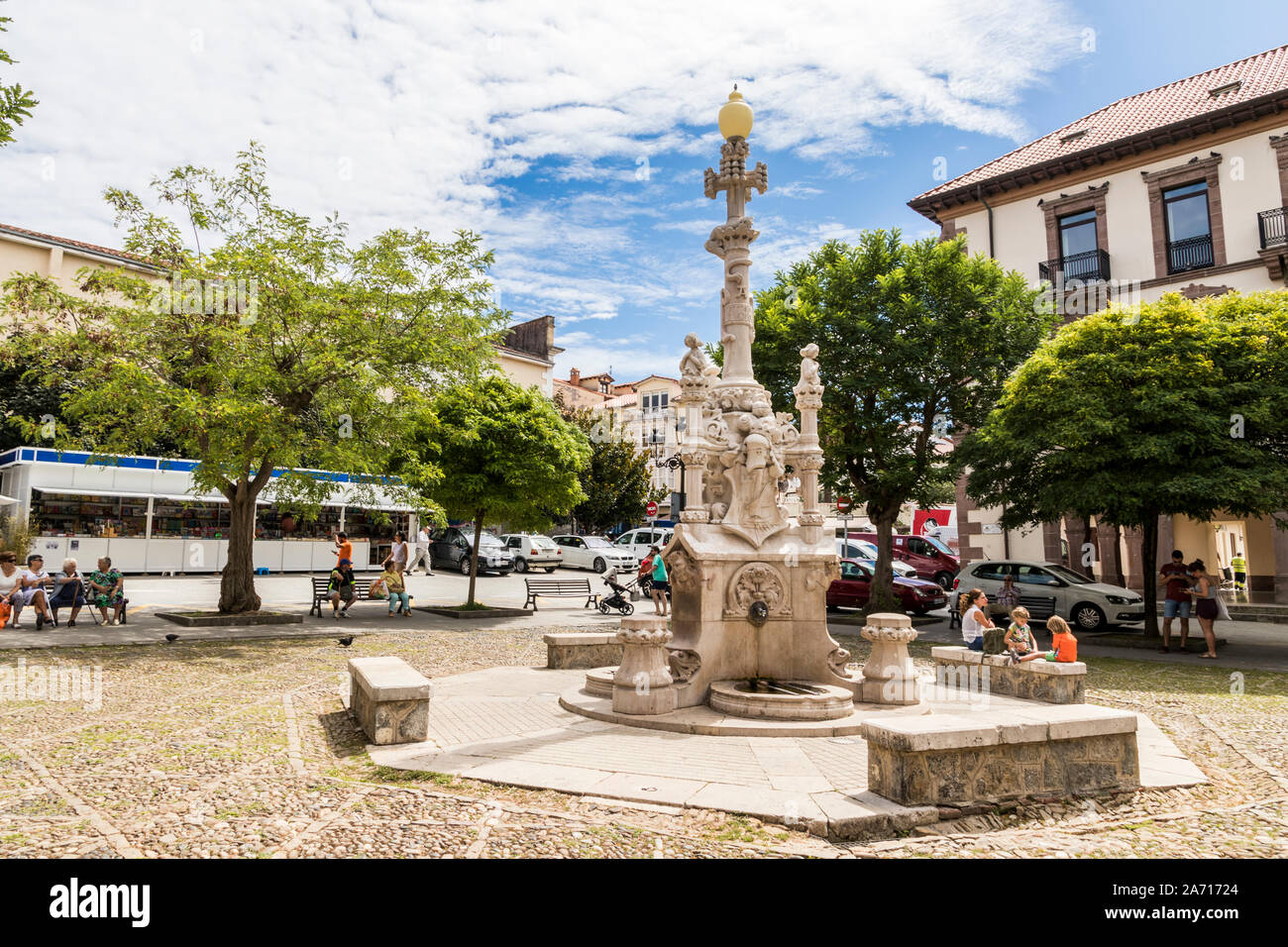 Comillas, Espagne. La Fuente de los Tres Canos (Fontaine des trois canalisations), un monument moderniste par Lluis Domenech i Montaner Banque D'Images
