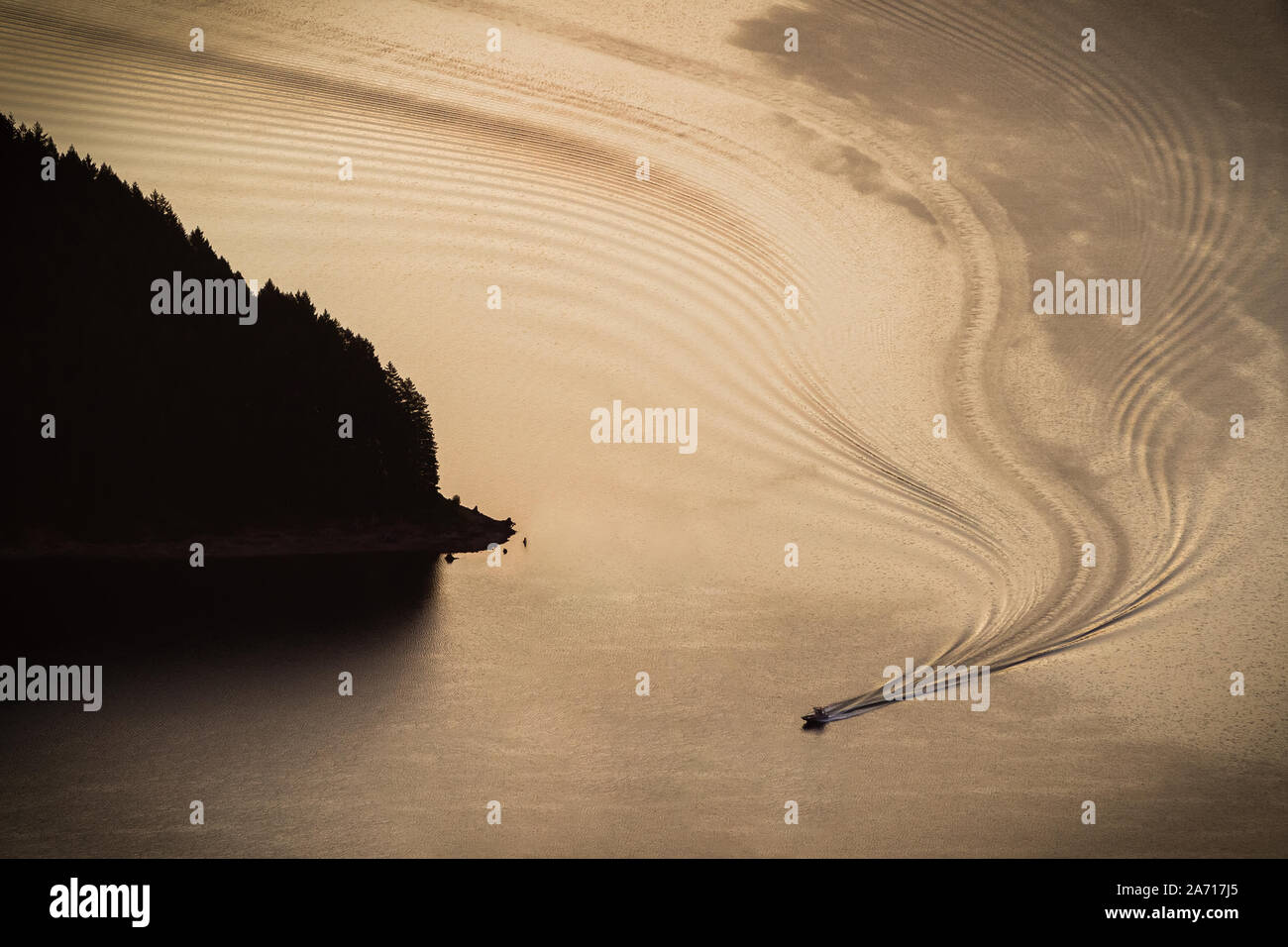 Commencer tôt - un bateau solitaire sprints pour une pêche favori. Lac de Detroit, Michigan, USA. Banque D'Images