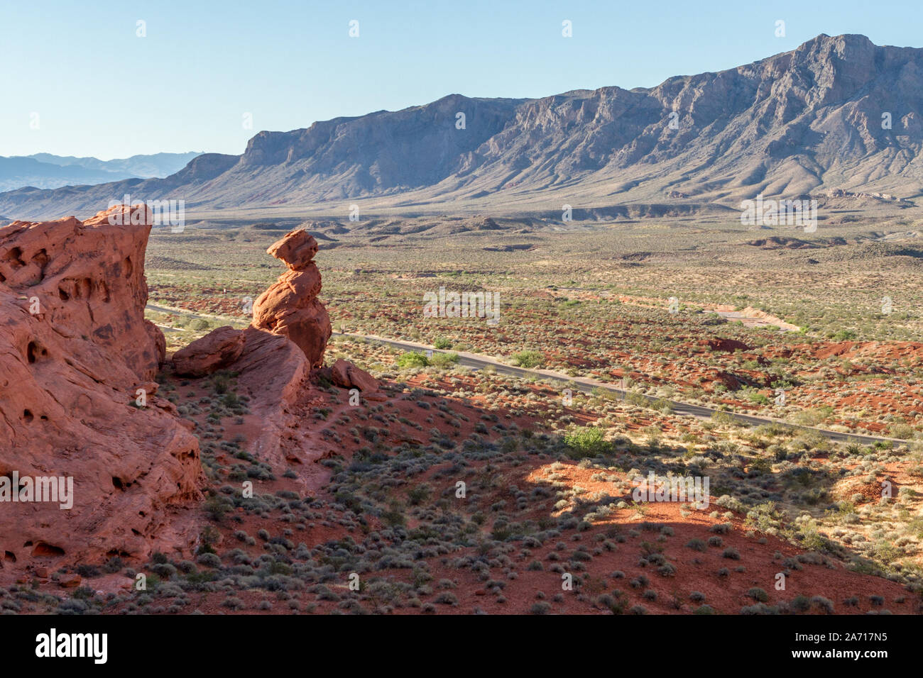 Sentinelle rouge - Balanced Rock domine la vallée. Vallée de Feu Park, Moapa Valley, Nevada, USA. Banque D'Images