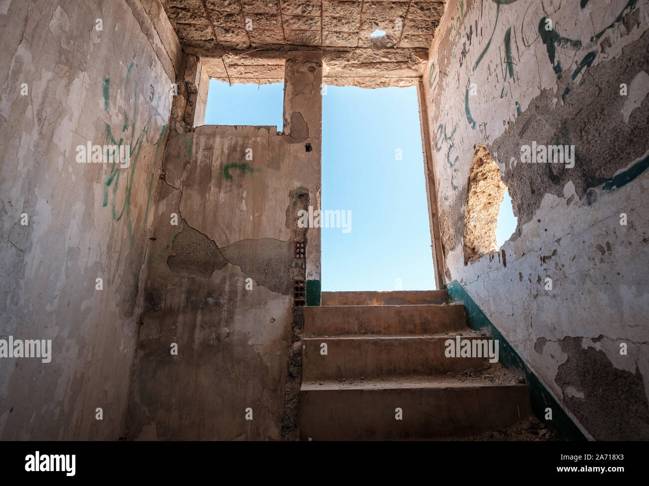 Les escaliers et la sortie d'exécuter en bas prix en bâtiment abandonné ruine - sortir - Banque D'Images