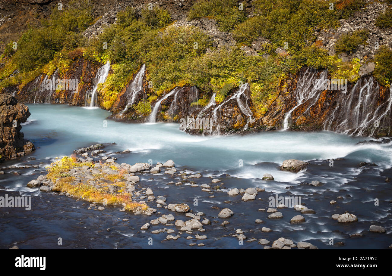 Vue de l'Islande, Cascade Hraunfossar colorés Banque D'Images