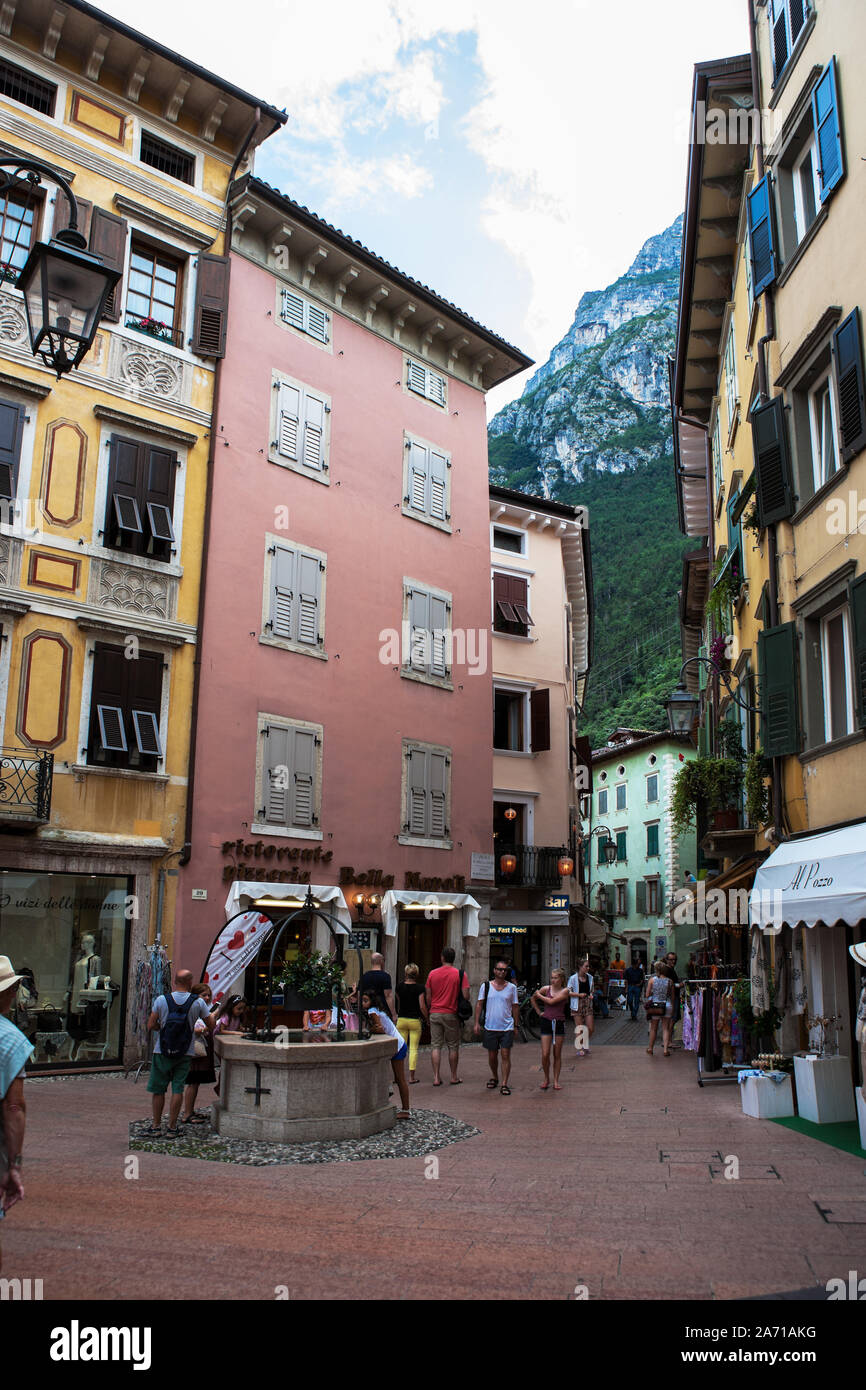 Le bien dans la Via Fiume, Riva del Garda, Trentino, en Italie Banque D'Images