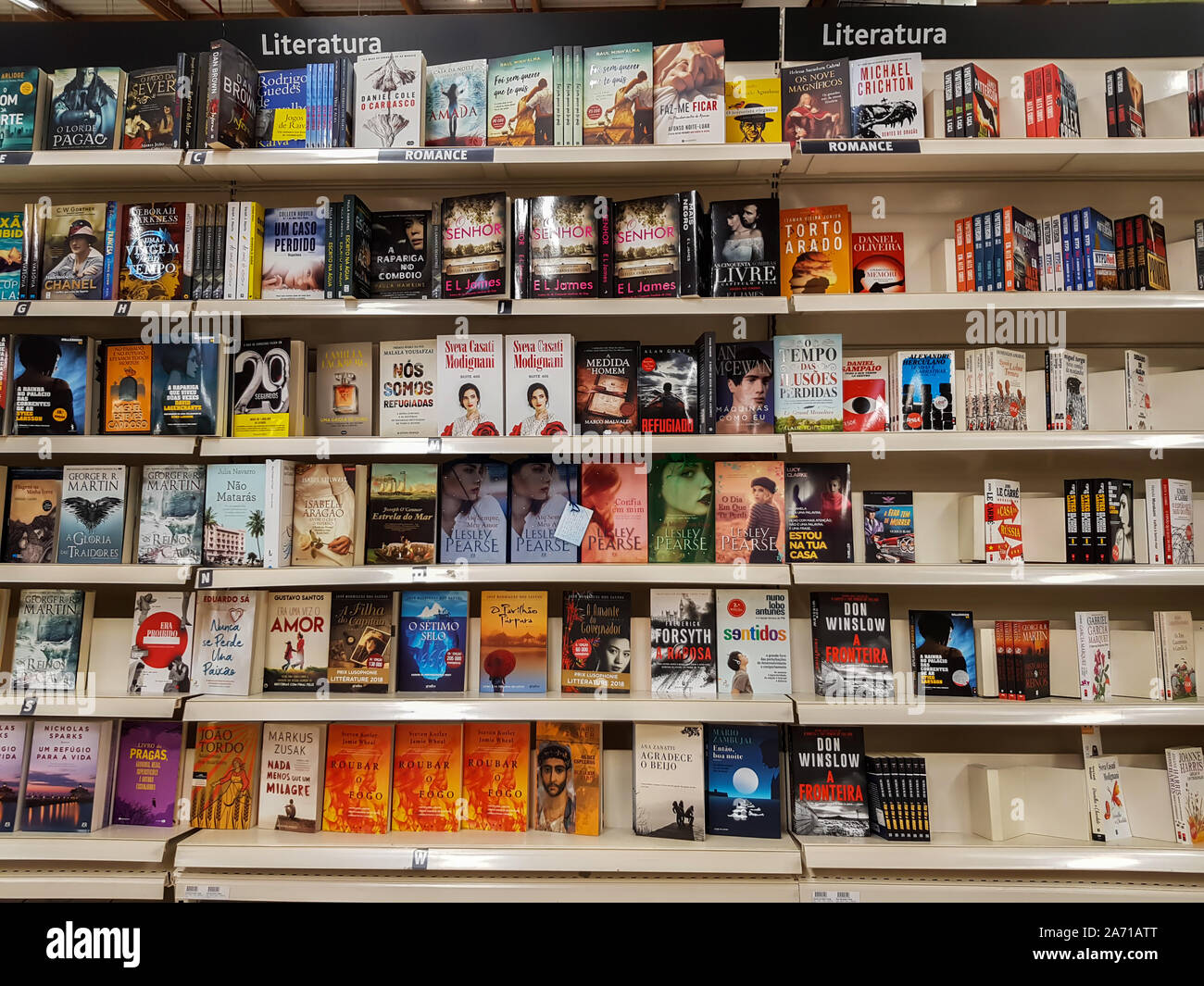 Lisbonne, Portugal- vers octobre 2019 : Des étagères avec des livres à vendre Banque D'Images