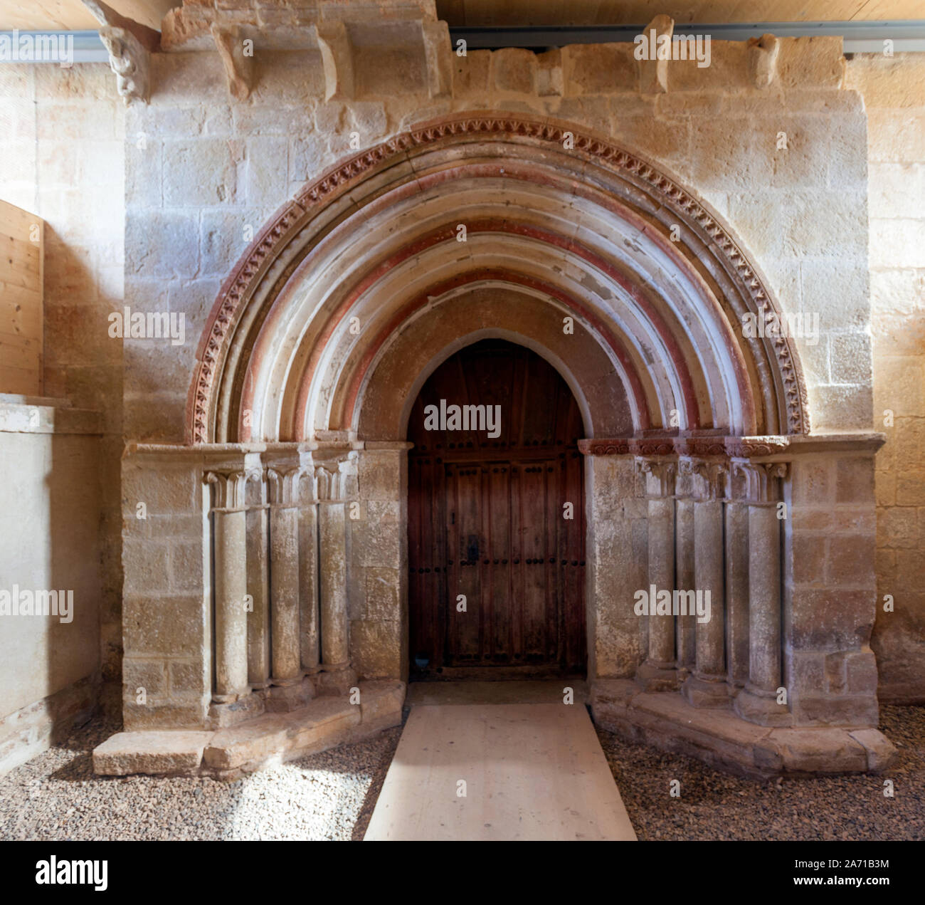 Archivolte entrée de l'église romane de Iglesia de San Pedro, Cubillo de Ojeda, province de Palencia, Castille, Espagne Banque D'Images