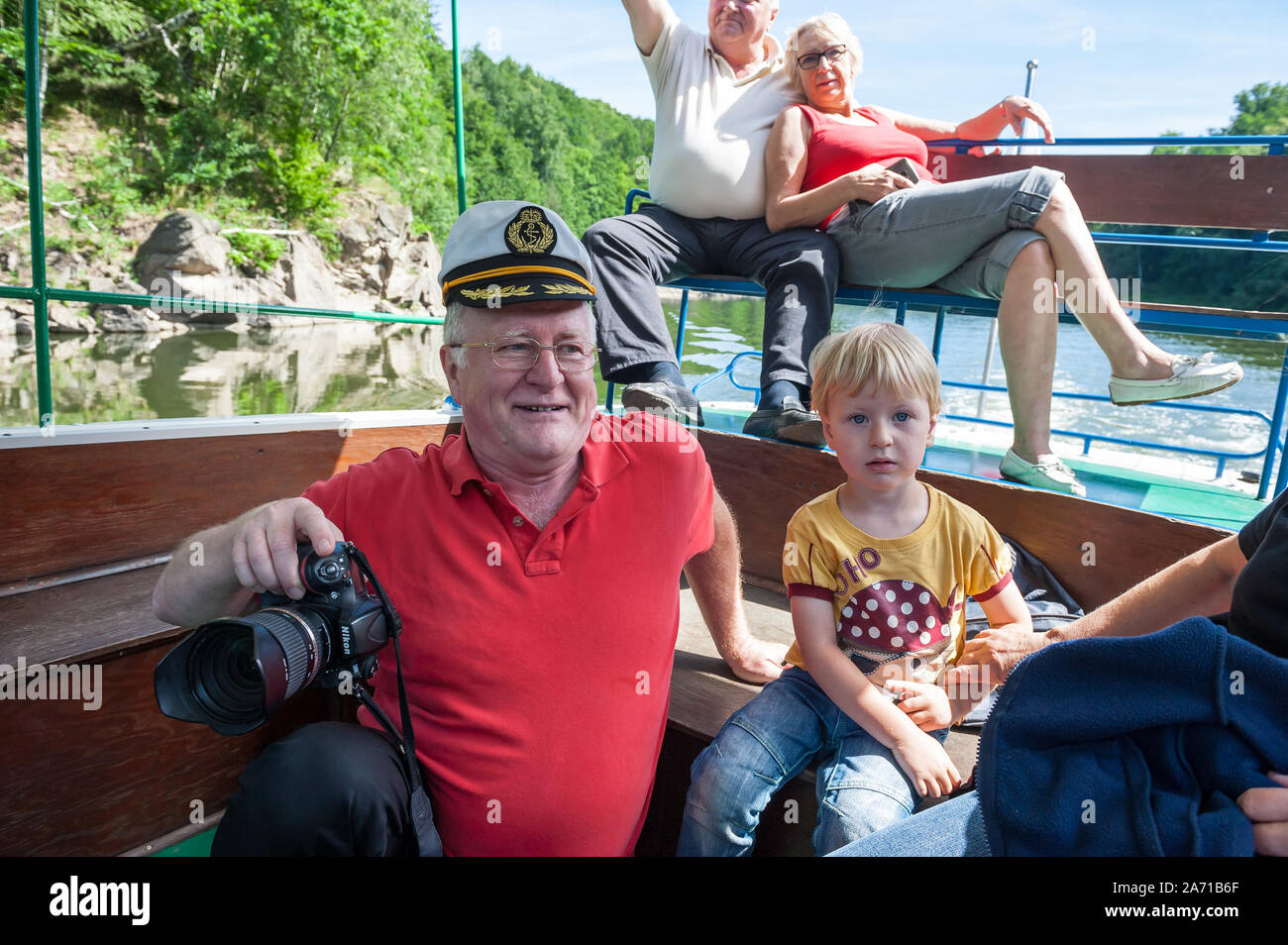 L'homme à chapeau capitaines sur un bateau sur le lac près de Leśnia château Czocha, Basse-silésie, Pologne Banque D'Images