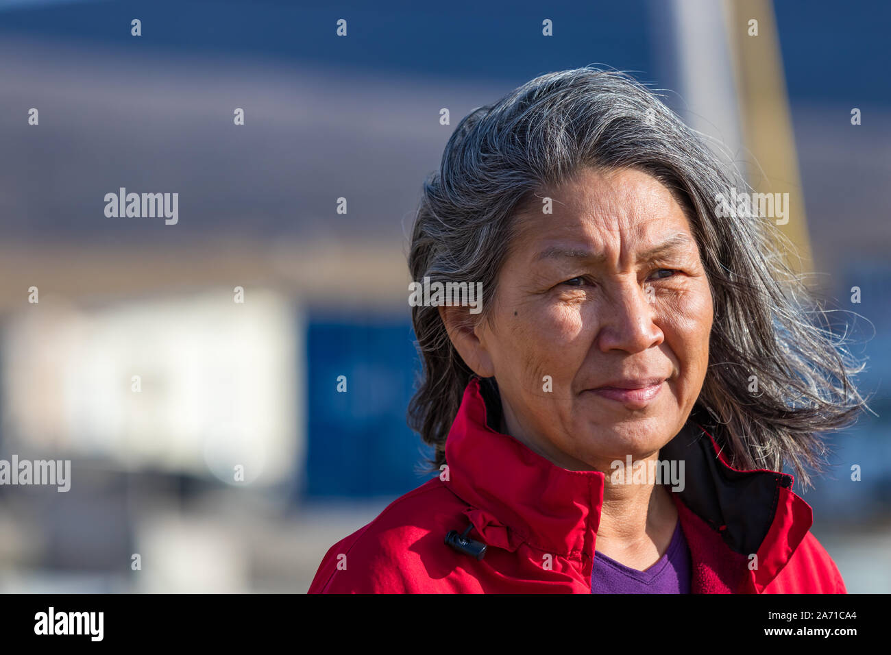 Portrait d'une femme inuite locale en plein air à Clyde River, au Nunavut, Canada. Banque D'Images