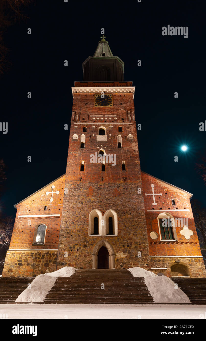 Cathédrale de Turku en extérieur nuit d'hiver, la Finlande. Photo verticale Banque D'Images