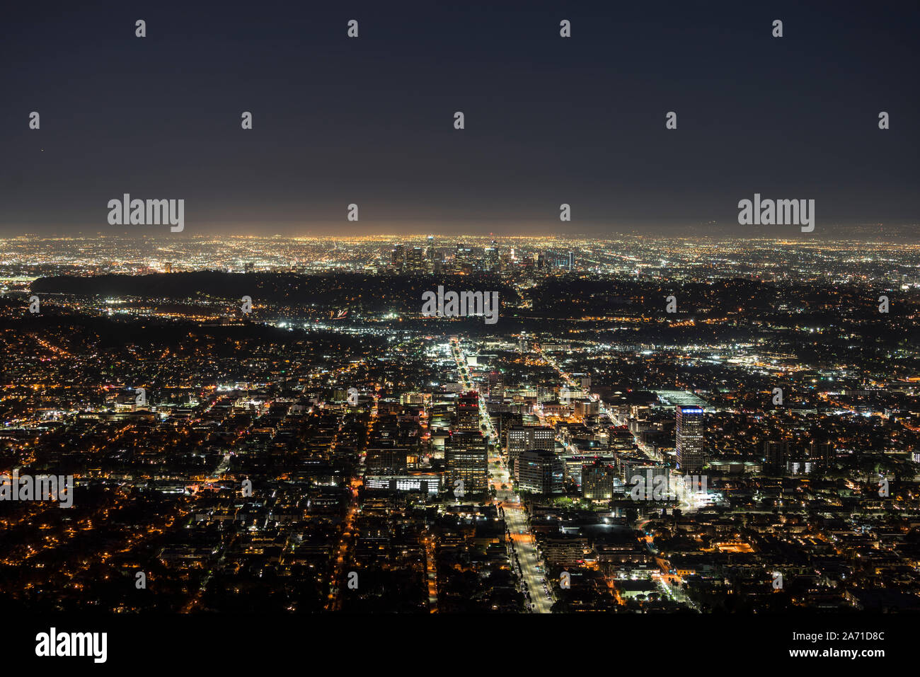 Montagne de nuit sur le centre-ville de Glendale à Los Angeles California tours en arrière-plan. Banque D'Images