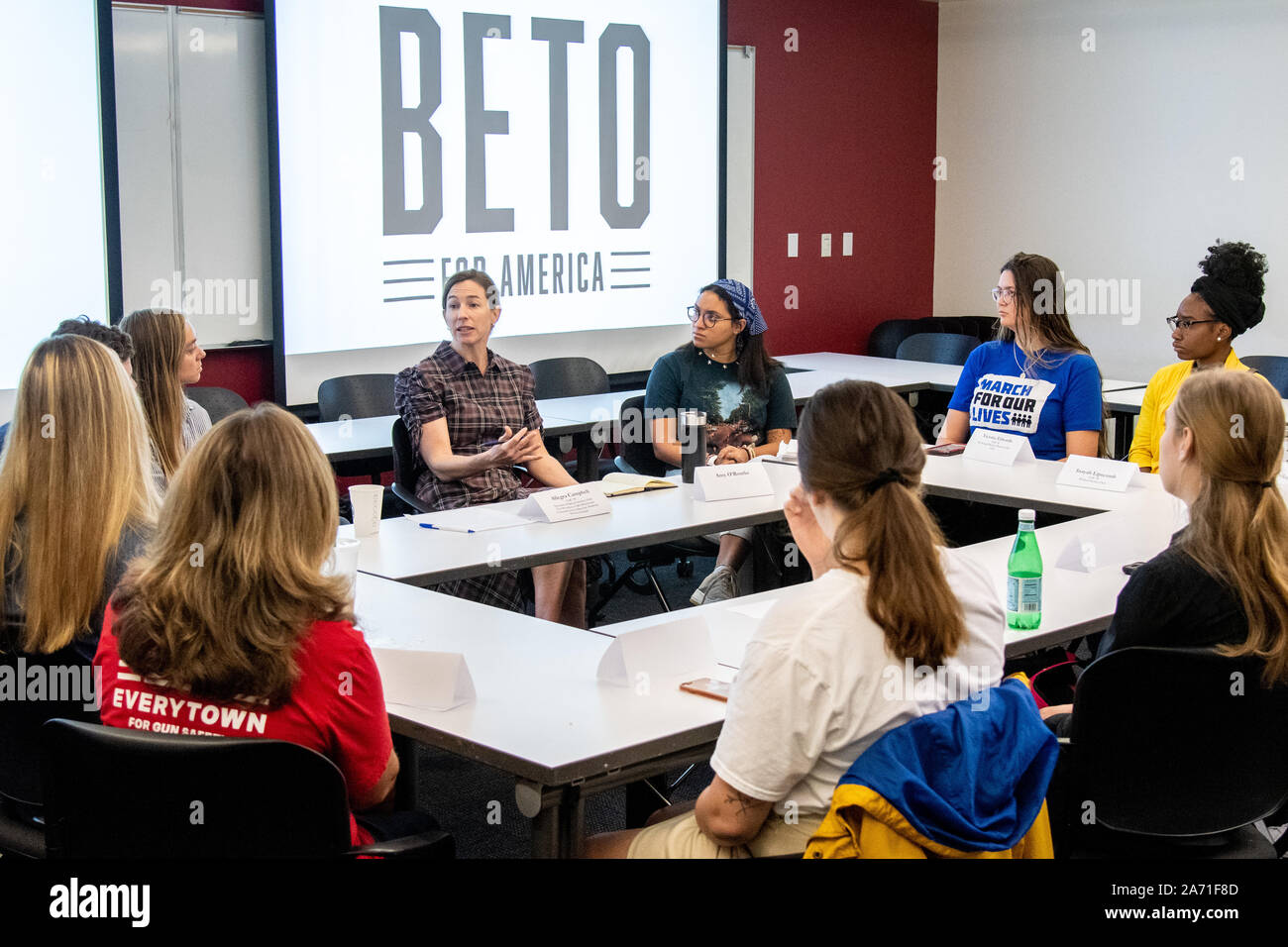 Charleston, États-Unis. 29 Oct, 2019. Amy O'Rourke, épouse du candidat démocrate Beto O'Rourke est titulaire d'une discussion sur la prévention de la violence des armes à feu avec les leaders étudiants au Collège de Charleston, 29 octobre 2019 à Charleston, Caroline du Sud. Crédit : Richard Ellis/Richard Ellis/Alamy Live News Banque D'Images