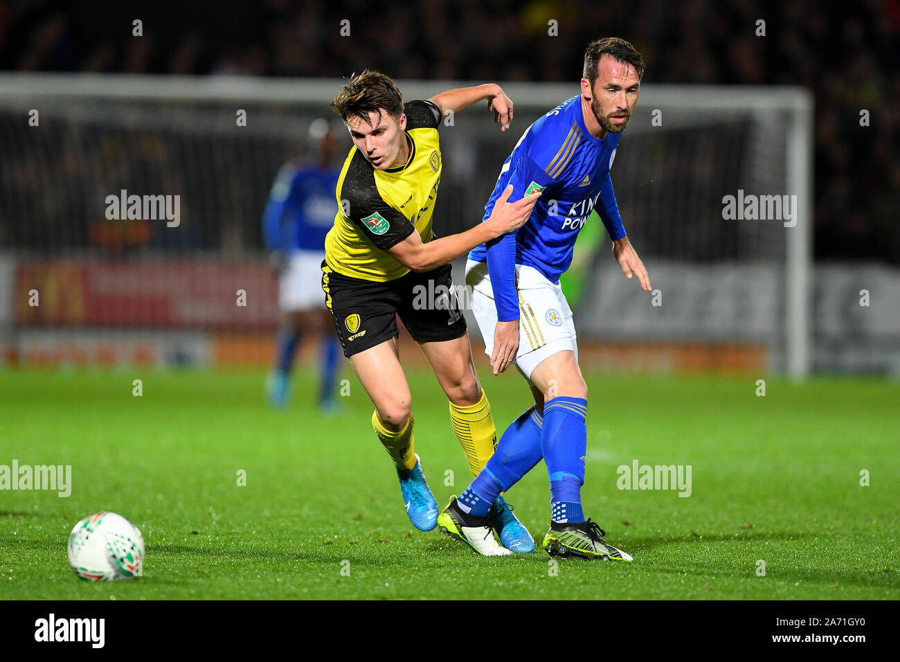 BURTON ON TRENT, en Angleterre. 29 octobre Christian Fuchs (28) des fautes de Leicester City Oliver Sarkic (17) de Burton Albion au cours de la quatrième ronde de la Coupe du buffle match entre Burton Albion et Leicester City au stade de Pirelli, Burton upon Trent mardi 29 octobre 2019. (Crédit : Jon Hobley | MI News) photographie peut uniquement être utilisé pour les journaux et/ou magazines fins éditoriales, licence requise pour l'usage commercial Crédit : MI News & Sport /Alamy Live News Banque D'Images