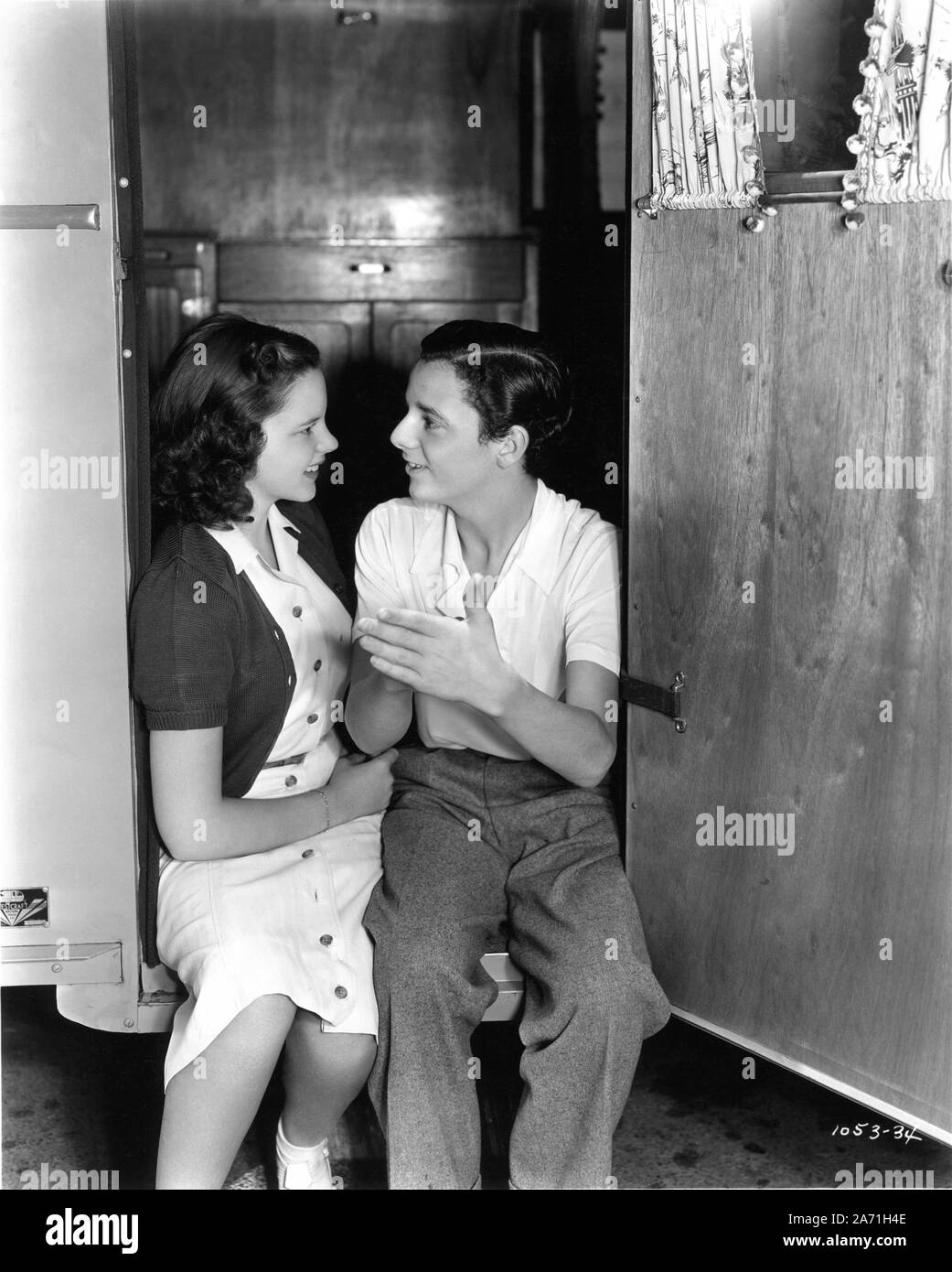 JUDY GARLAND et FREDDIE BARTHOLOMEW À ÉCOUTER , DARLING directeur 1938 Edwin L. Marin Metro Goldwyn Mayer Banque D'Images