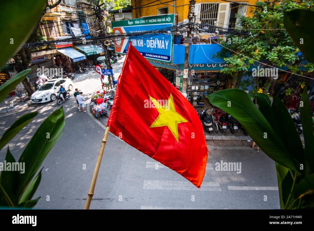 Hanoi, Vietnam - 22 octobre 2019 : Le drapeau rouge au-dessus des vagues vietnamiens les rues de Hanoi, la capitale du Vietnam Banque D'Images