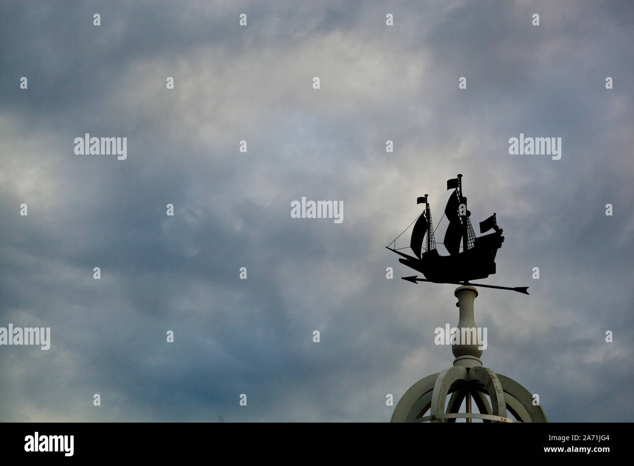 Tall Ship girouette contre le ciel nuageux au Norfolk Virginia Mariners Museum Banque D'Images