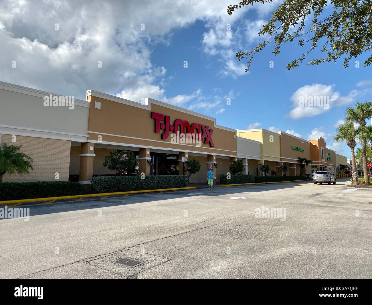 Vero Beach, FL/USA-10/28/19 : l'extérieur d'un TJ Maxx en ligne de vêtements et accessoires magasin de détail. Banque D'Images