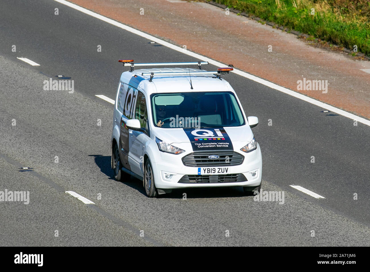 2019 Ford Transit Connect 200 blanc LTD T ; service de conversion véhicule QI ; UK le trafic de véhicules, transports, véhicules modernes, voitures, vers le sud sur la voie 3 de l'autoroute M6. Banque D'Images