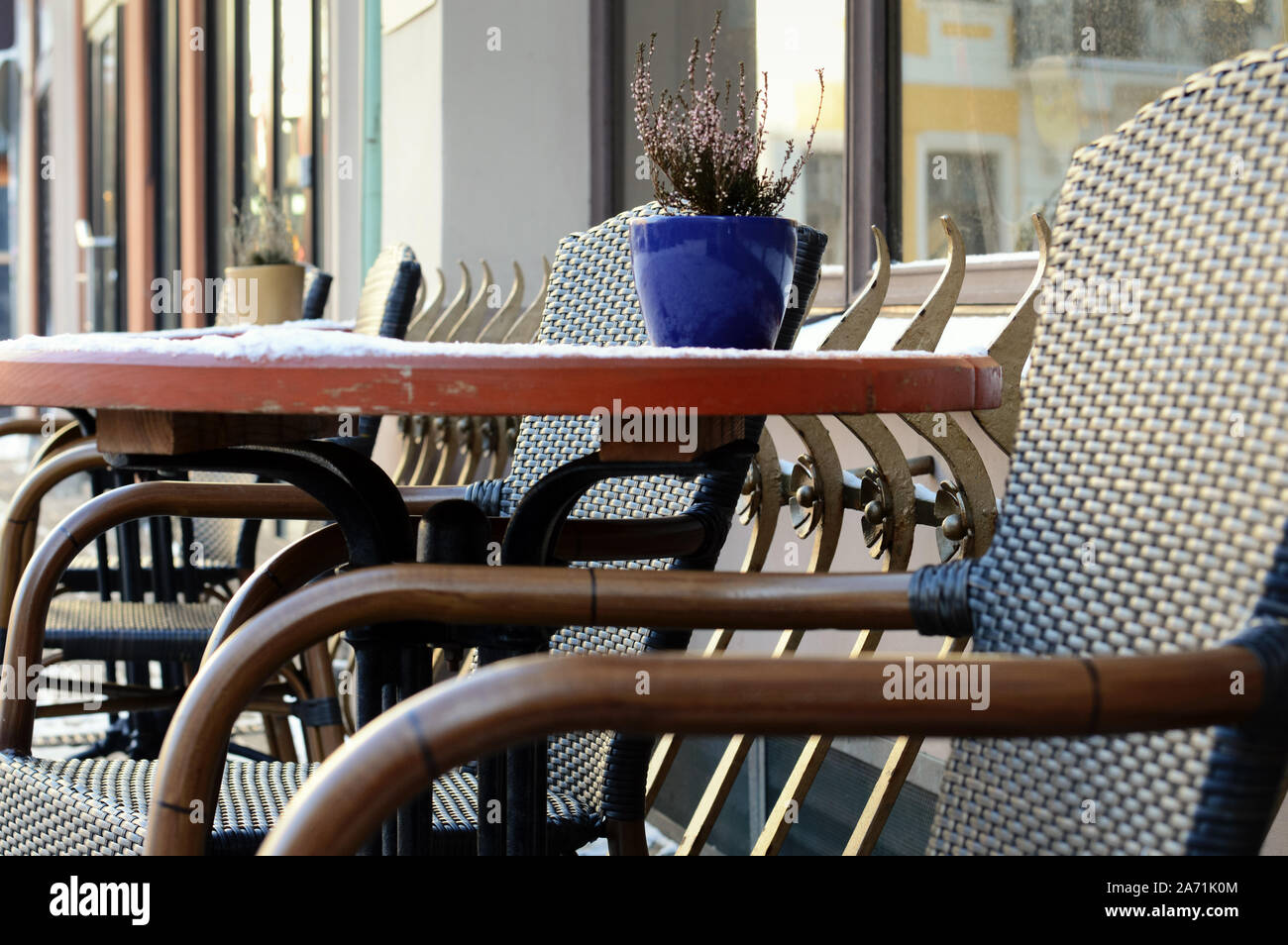 Hiver vide street cafe, le harfang table avec chaises en bois sur un jour froid, le petit déjeuner du matin, concept de tourisme d'hiver en saison froide, météo Banque D'Images