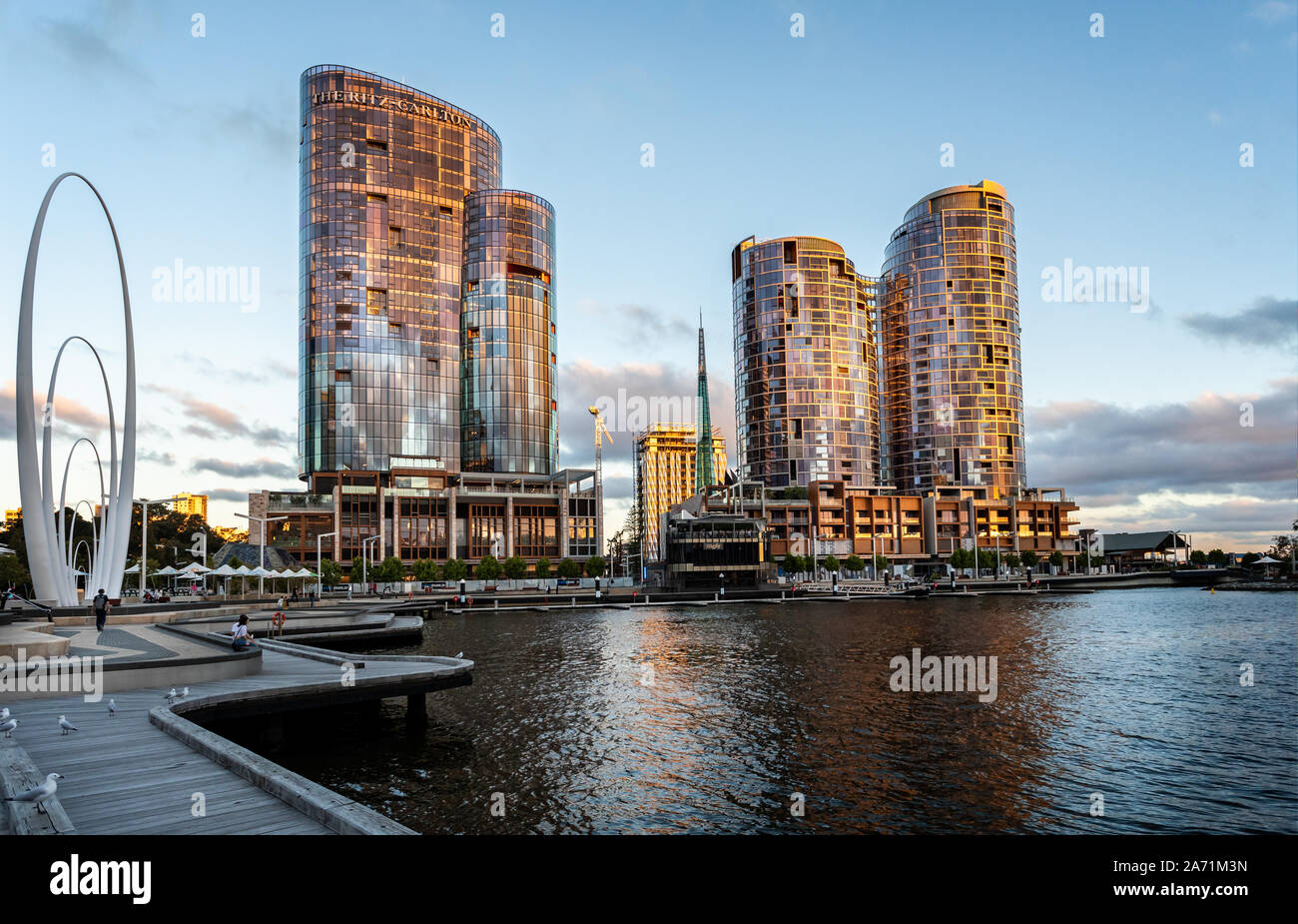 Magnifique coucher de soleil lumière à Elizabeth Quay à Perth, WA, Australie, le 22 octobre 2019 Banque D'Images