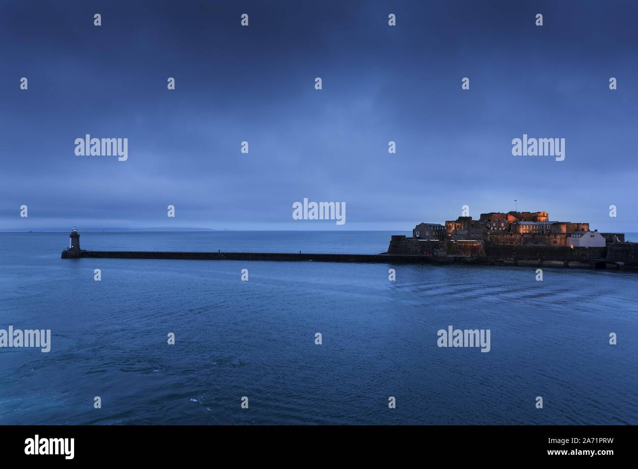 Château Cornet sur l'île anglo Guernsey dans la nuit Banque D'Images