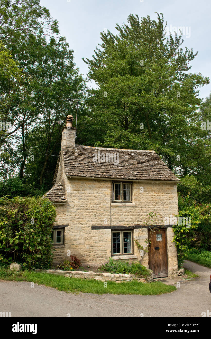 Petit Cotswold cottage dans Bilbury village. Le Gloucestershire, Angleterre Banque D'Images