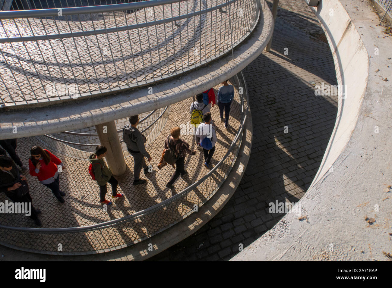 Les gens marcher dans une allée en pavés spiral Saville Espagne Banque D'Images