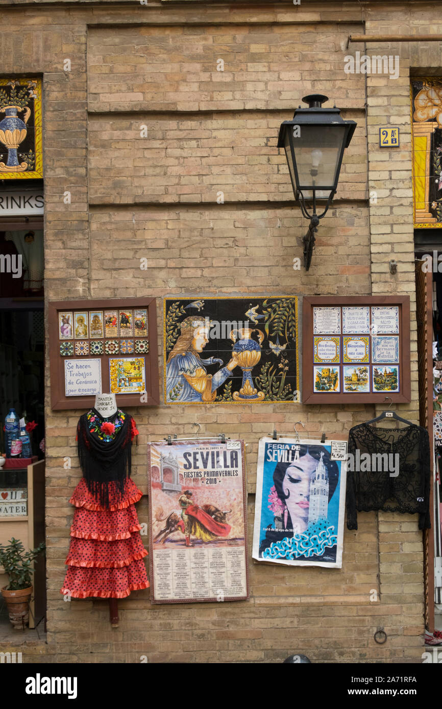 Boutique à Séville en Espagne avec robe flamenco et tauromachie poster Banque D'Images